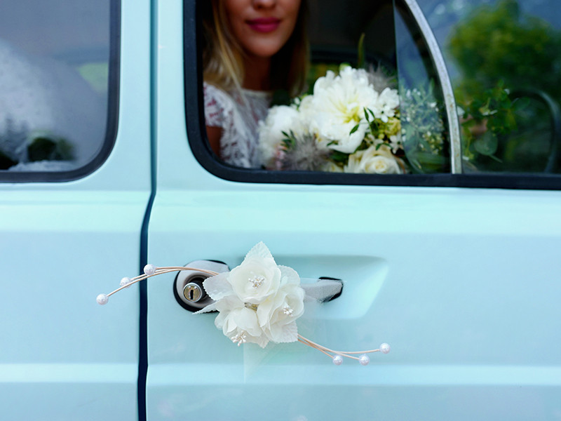 Rattanowe bukieciki z różyczkami do dekoracji auta do ślubu / BRS