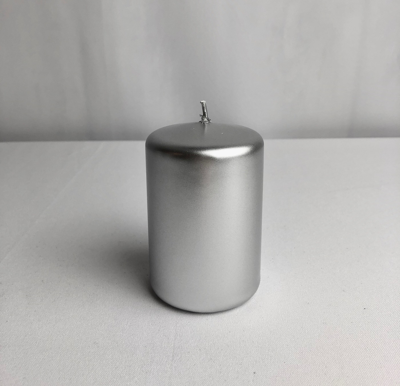 Srebrna świeca walec, metalizowana / 9x5,8 cm