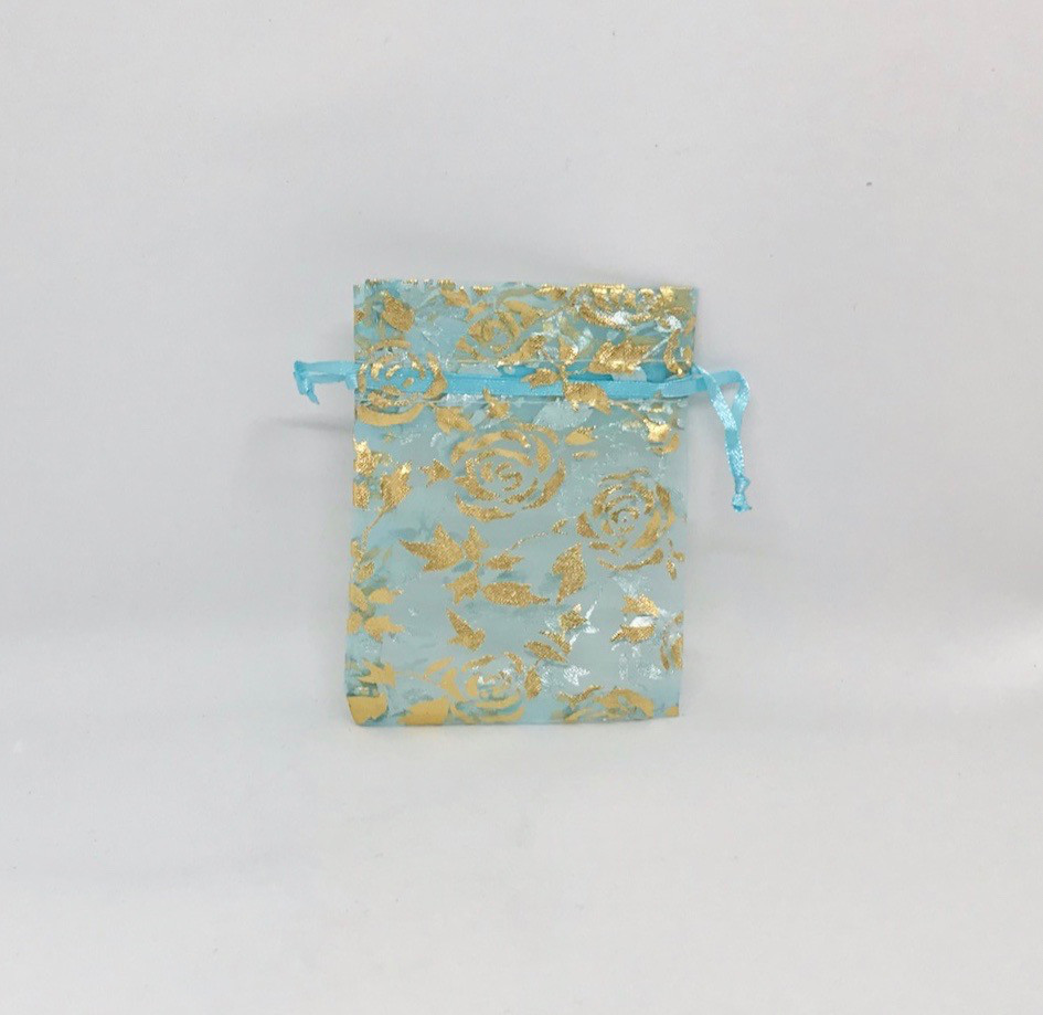 Błękitne woreczki z organzy ze złotym nadrukiem w Róże / 9x11 cm