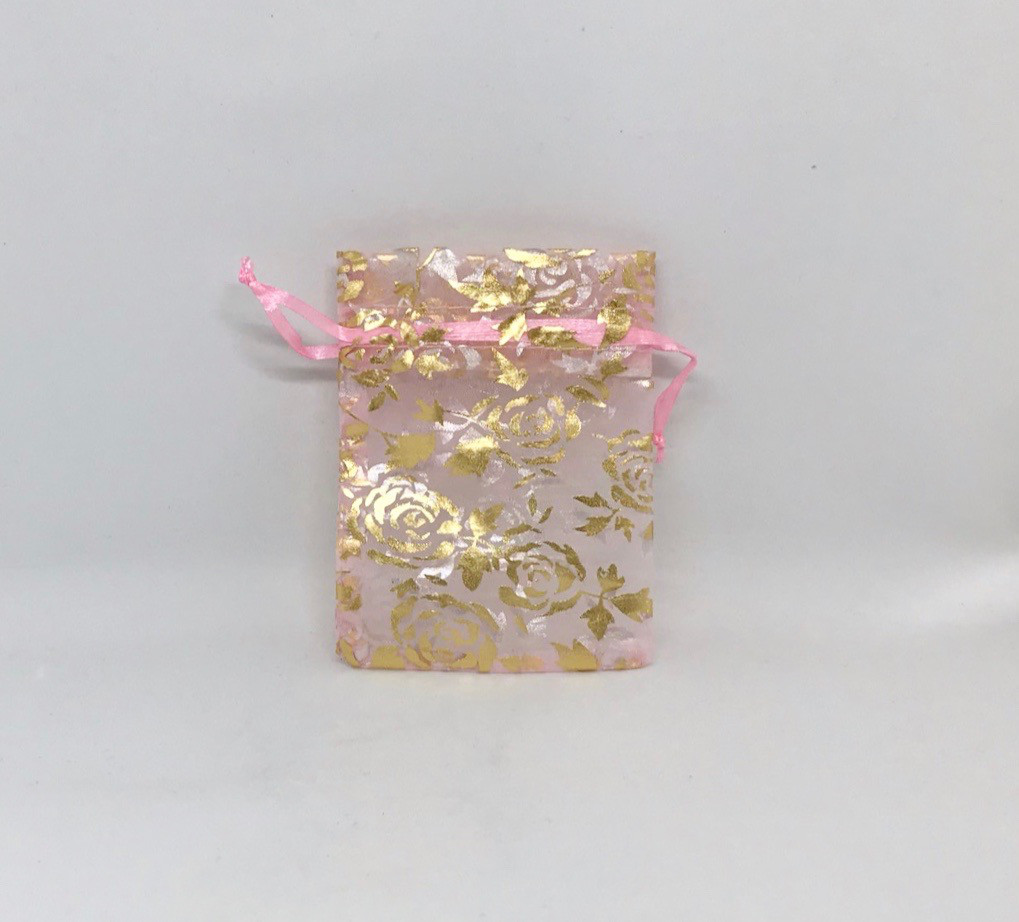 Różowe woreczki z organzy ze złotym nadrukiem w Róże / 9x11 cm
