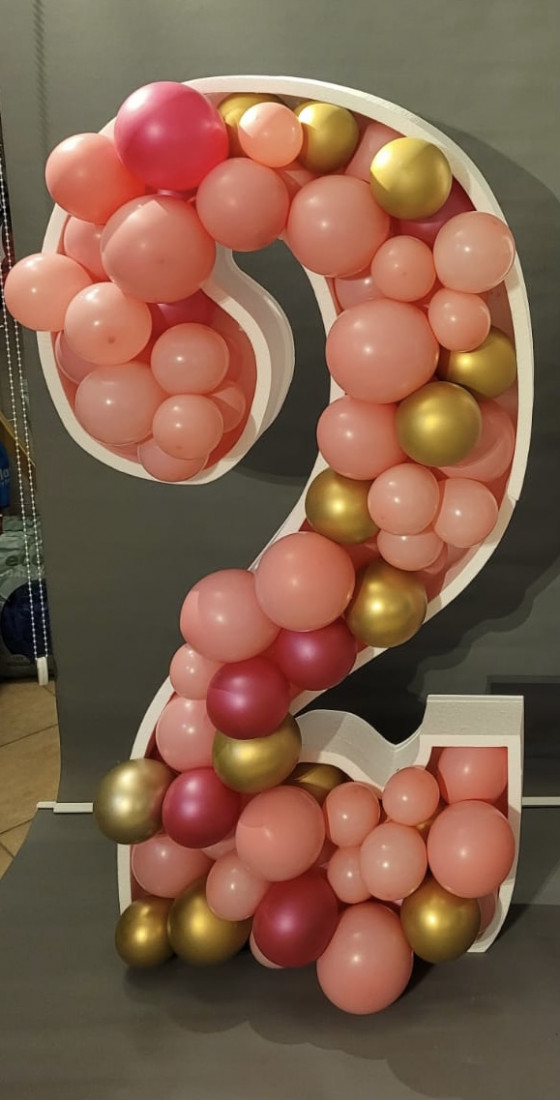 Cyfra szablon do wypełniania balonami "2" wys. 143 cm