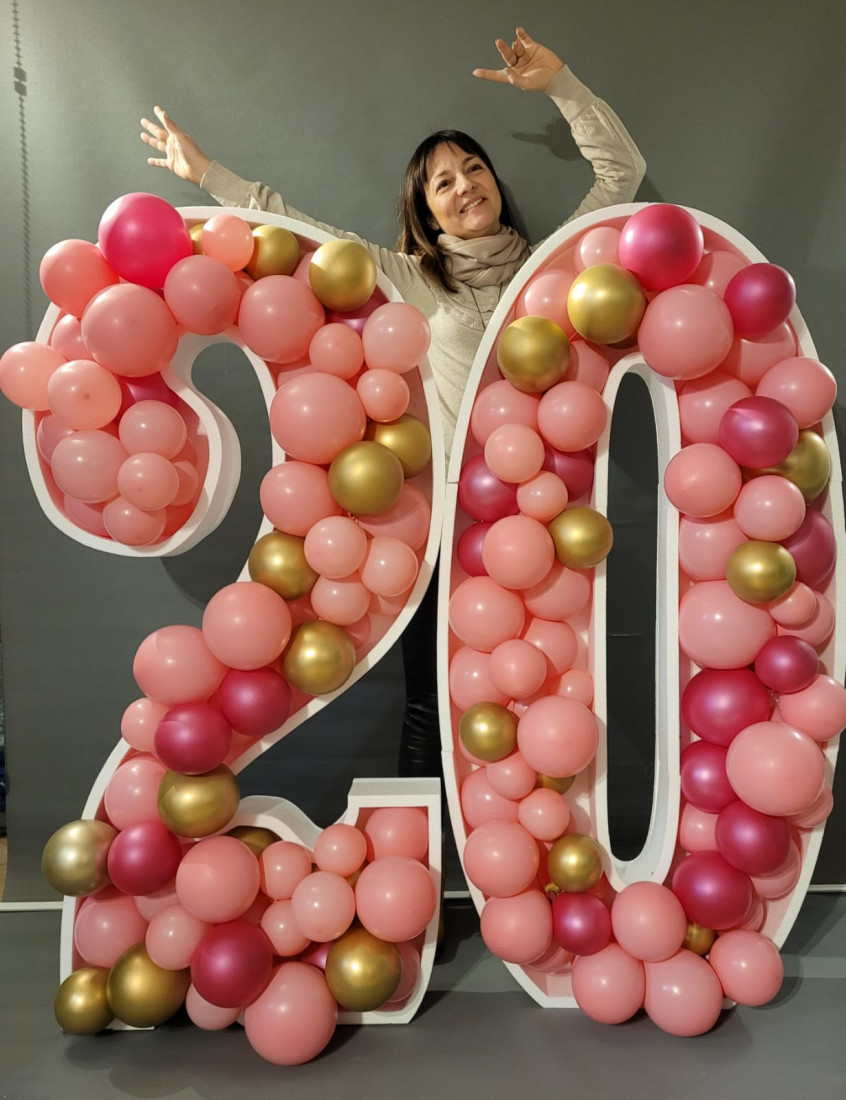 Cyfra szablon do wypełniania balonami "2" wys. 143 cm