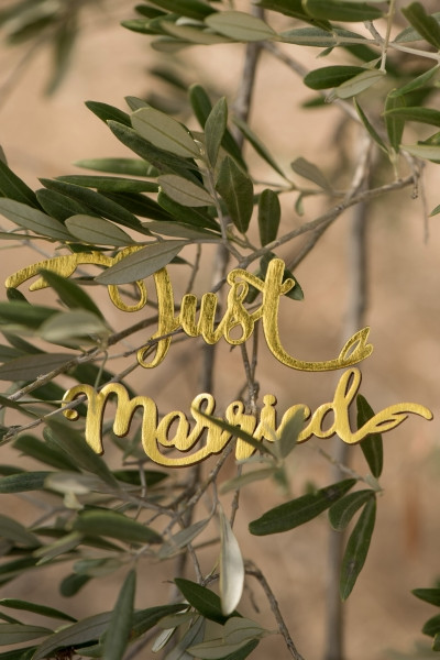 Złote  drewniane napisy "Just Married. Love You" z przyklejkami