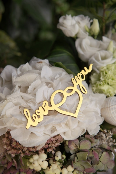 Złote  drewniane napisy "Just Married. Love You" z przyklejkami
